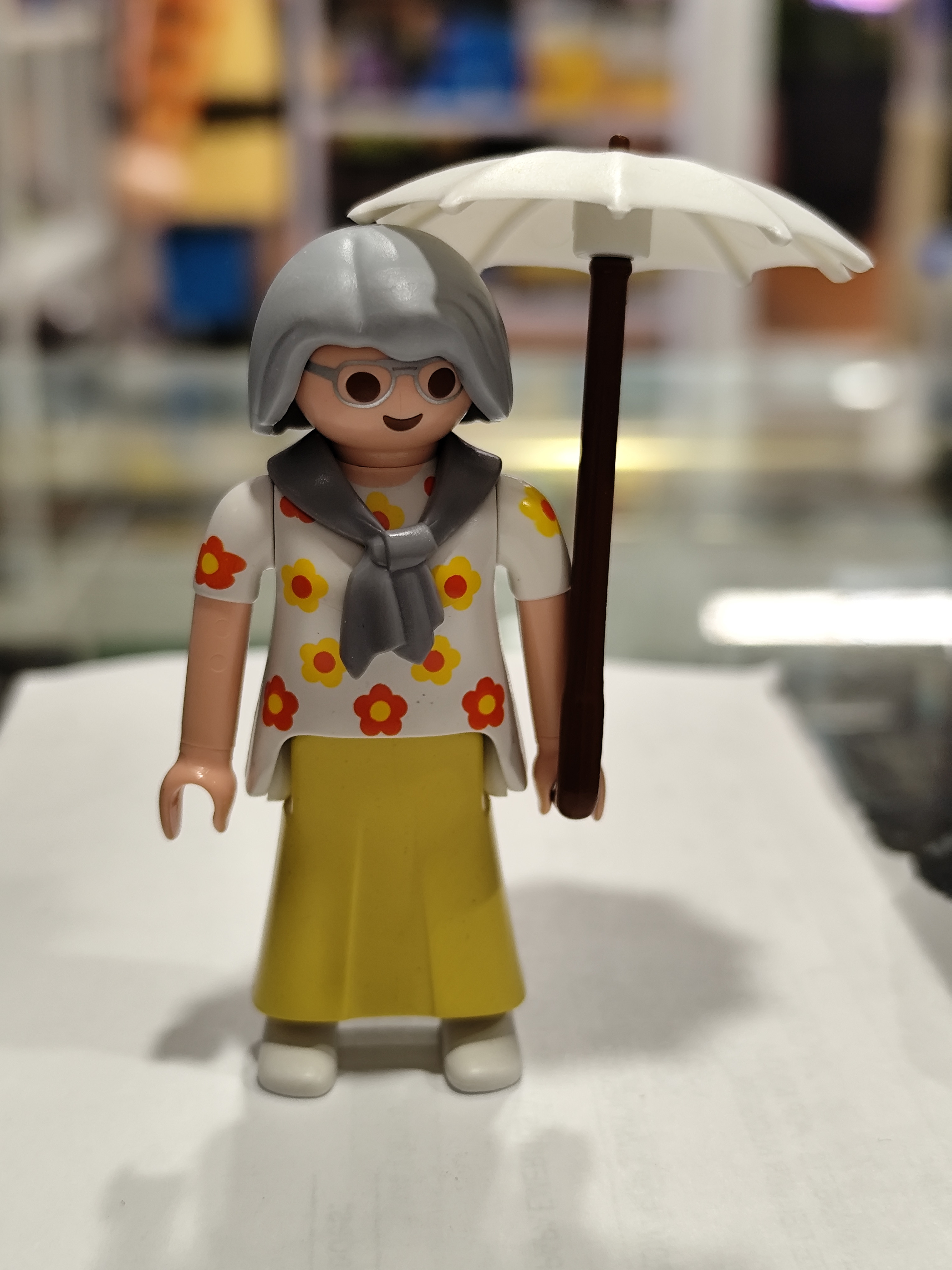 PLAYMOBIL ABUELA CON SOMBRILLA - 18/9/20