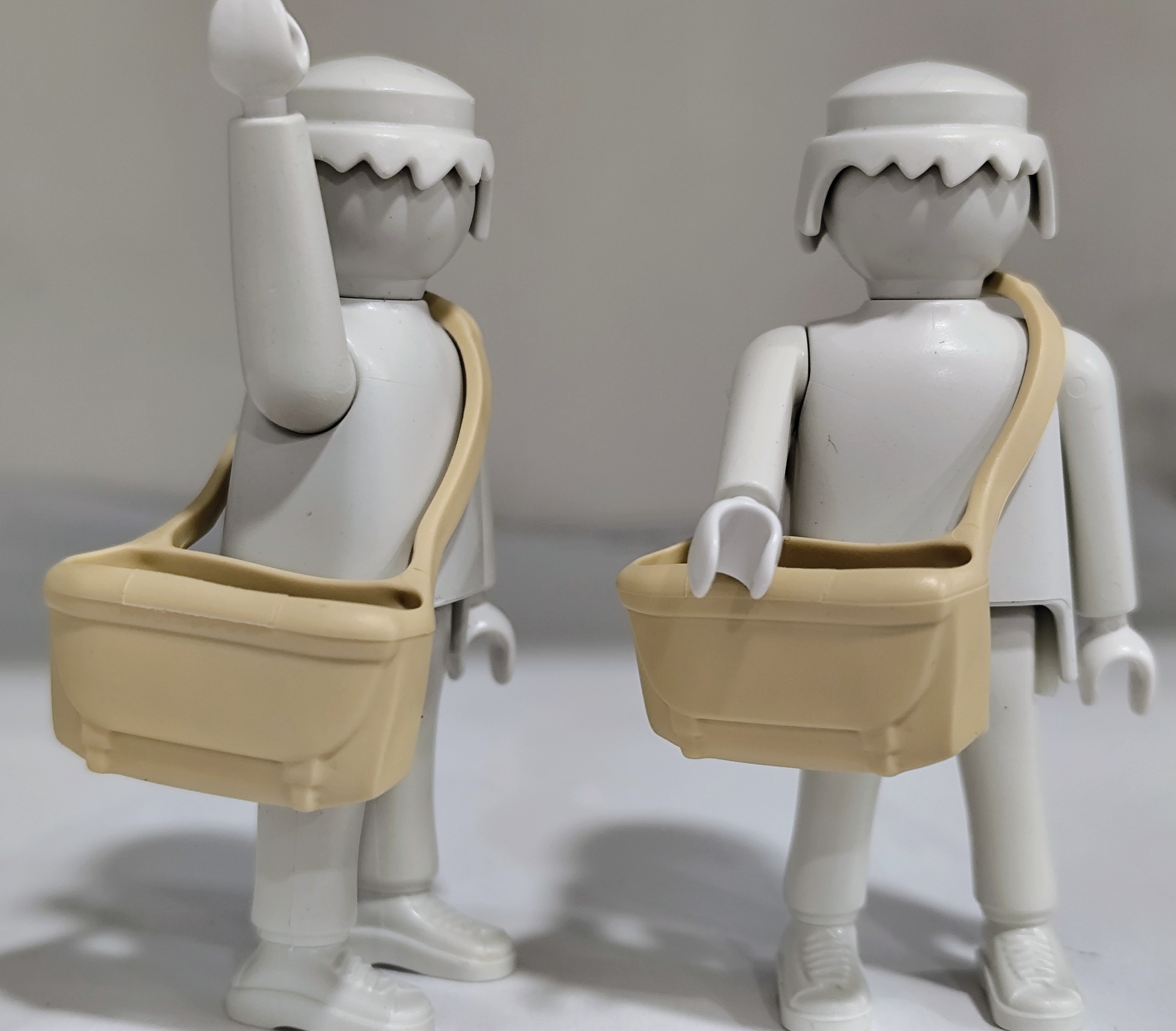 PLAYMOBIL 2X ZURRON COLOR CREMA , BOLSA PERIODICOS - 28/9/23