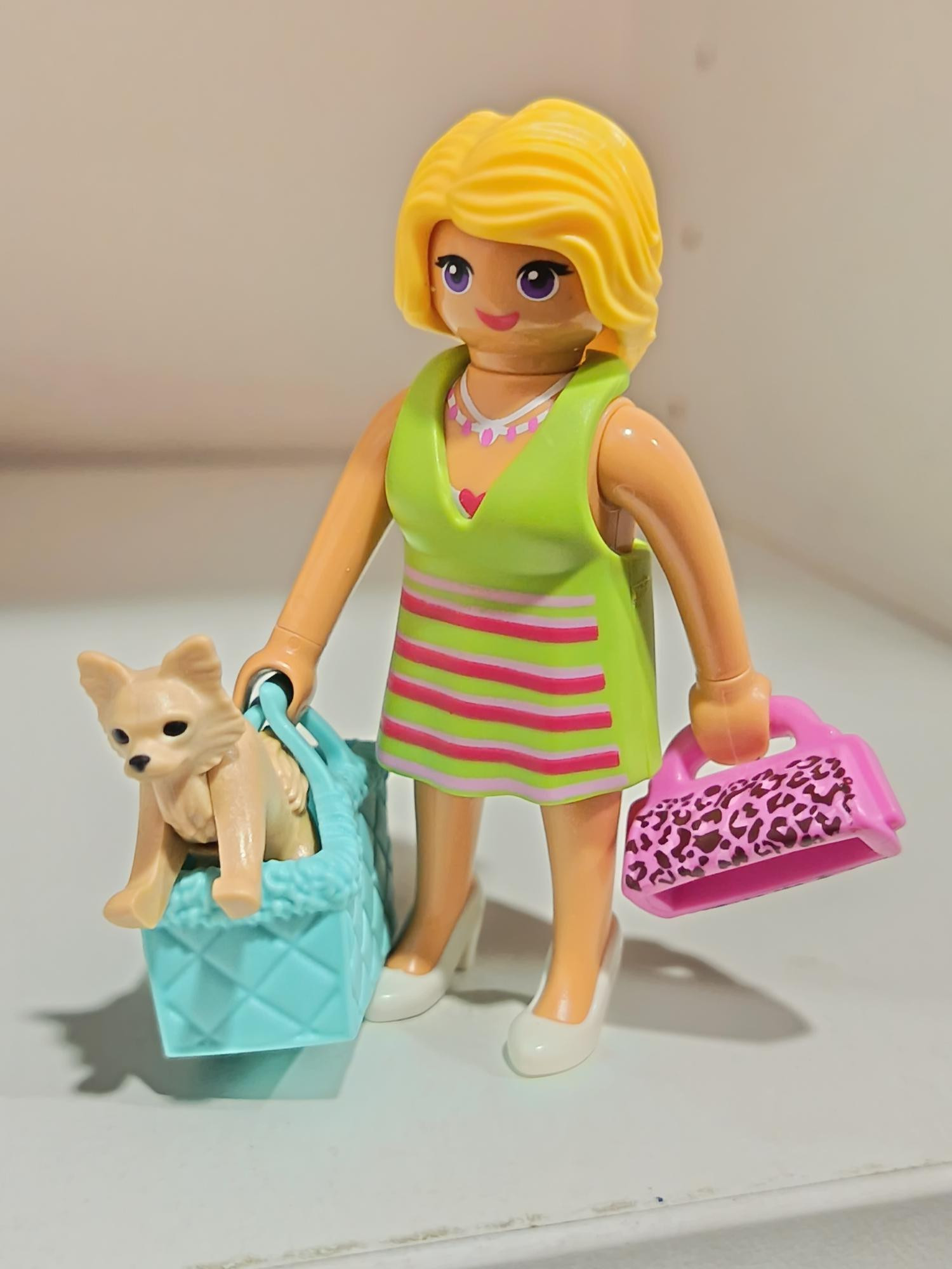 PLAYMOBIL MUJER RUBIA CON PERRO - 21/8/25