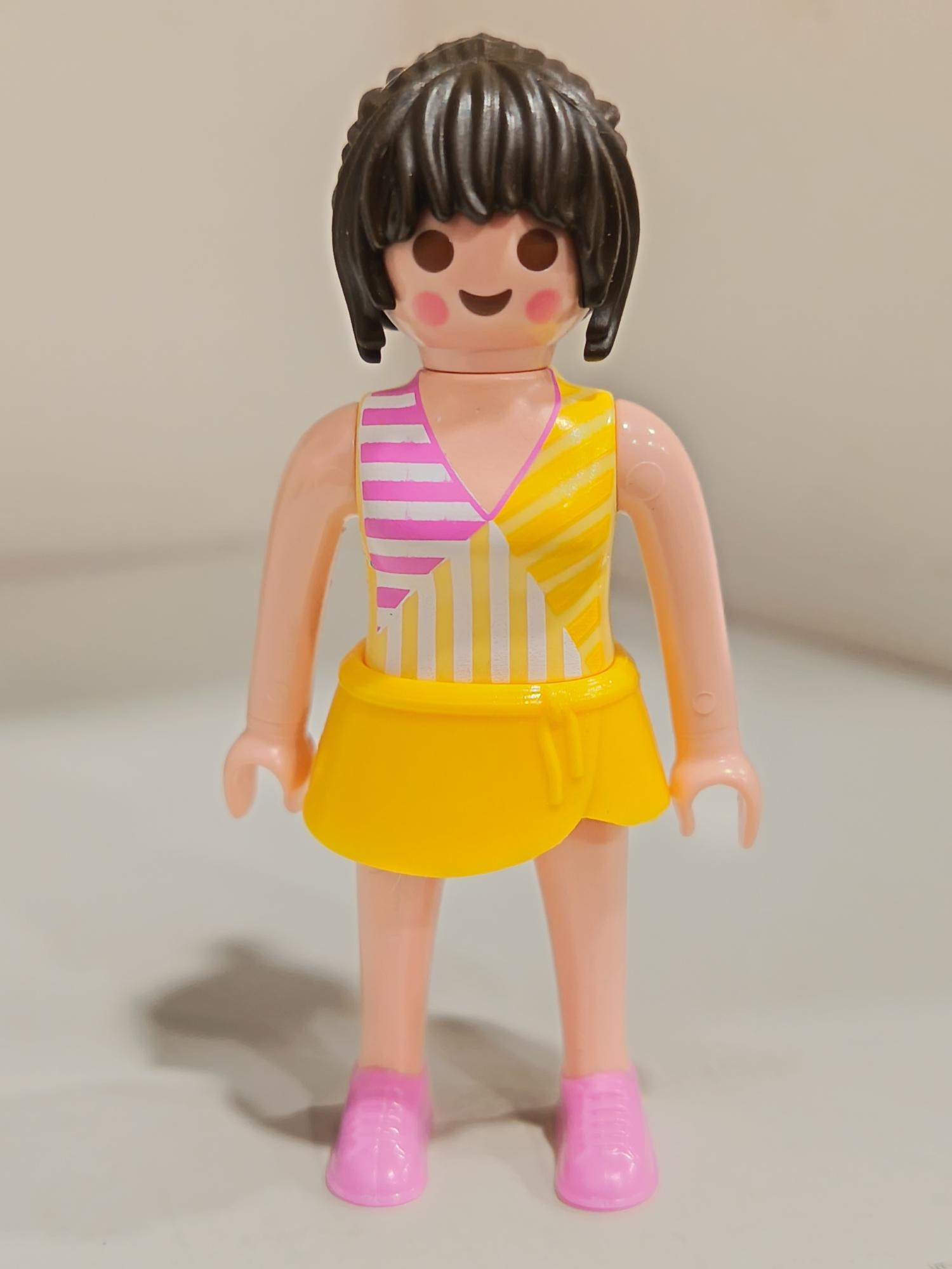 PLAYMOBIL MUJER MORENA CON FALDA Y ZAPATILLAS- 24/8/25