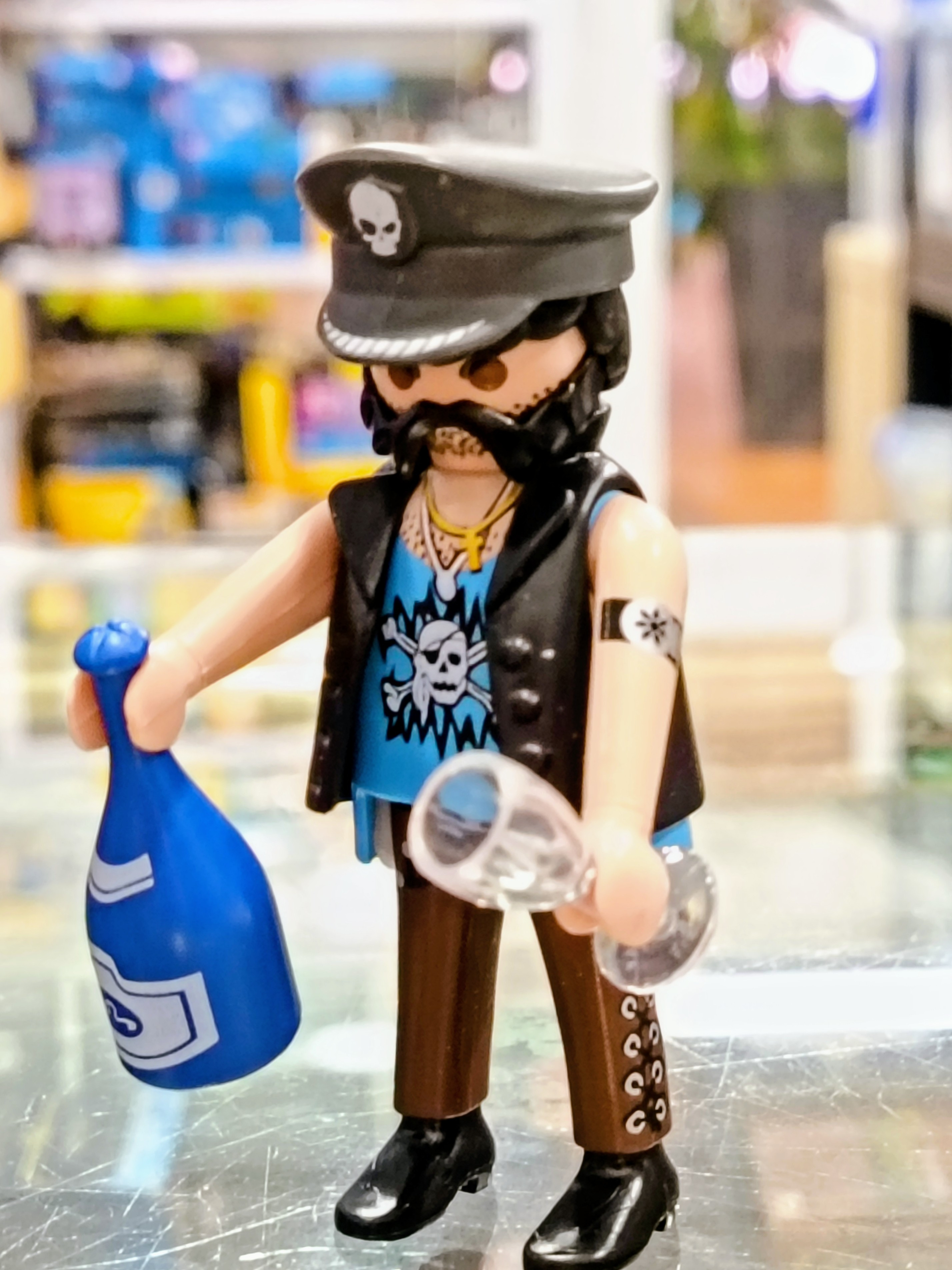 PLAYMOBIL ROCKERO CON GORRA , CAVA Y COPA - 5/9/25
