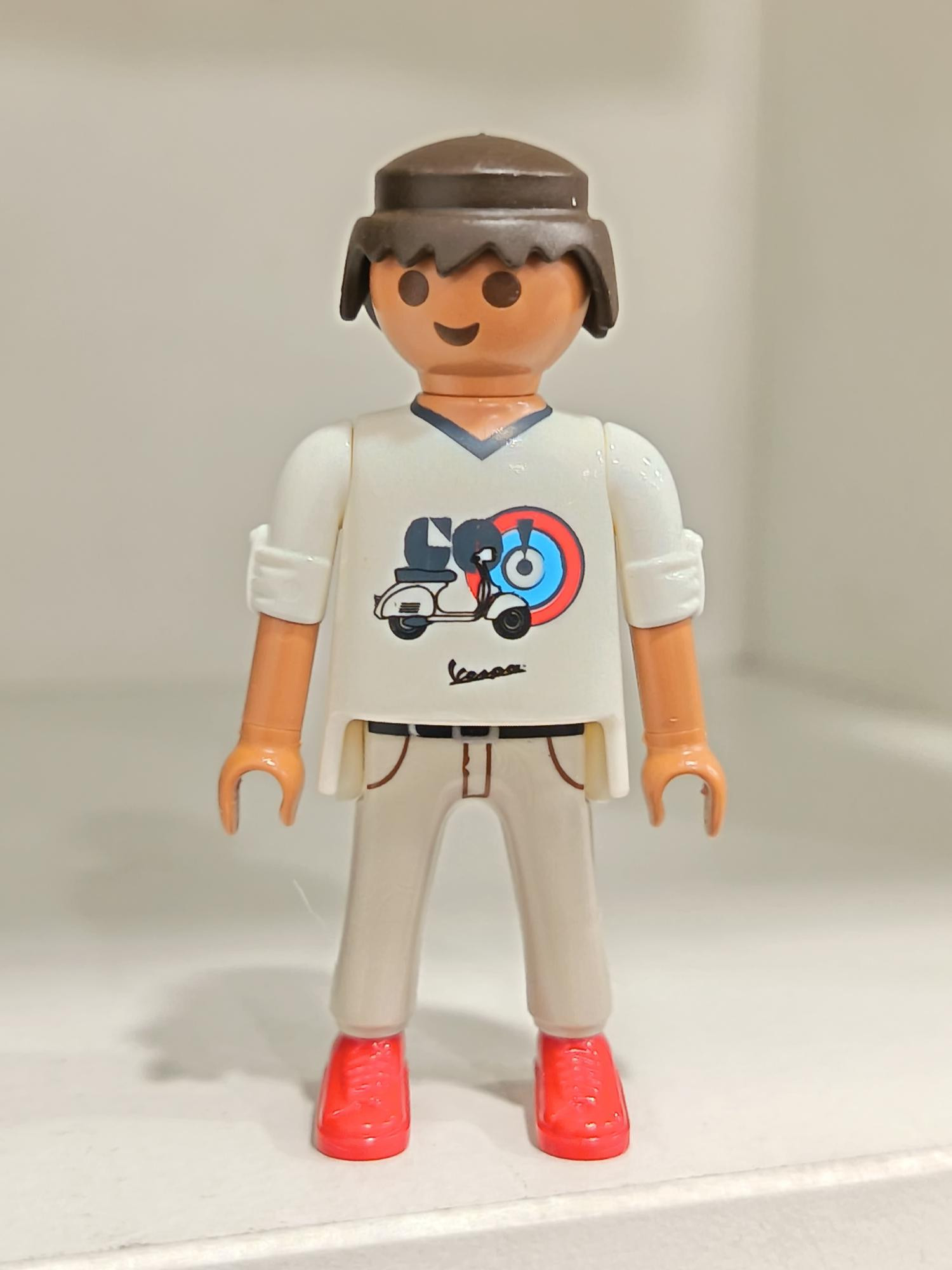 PLAYMOBIL FIGURA HOMBRE CON VESPA EN LA CAMISETA - 5/9/25