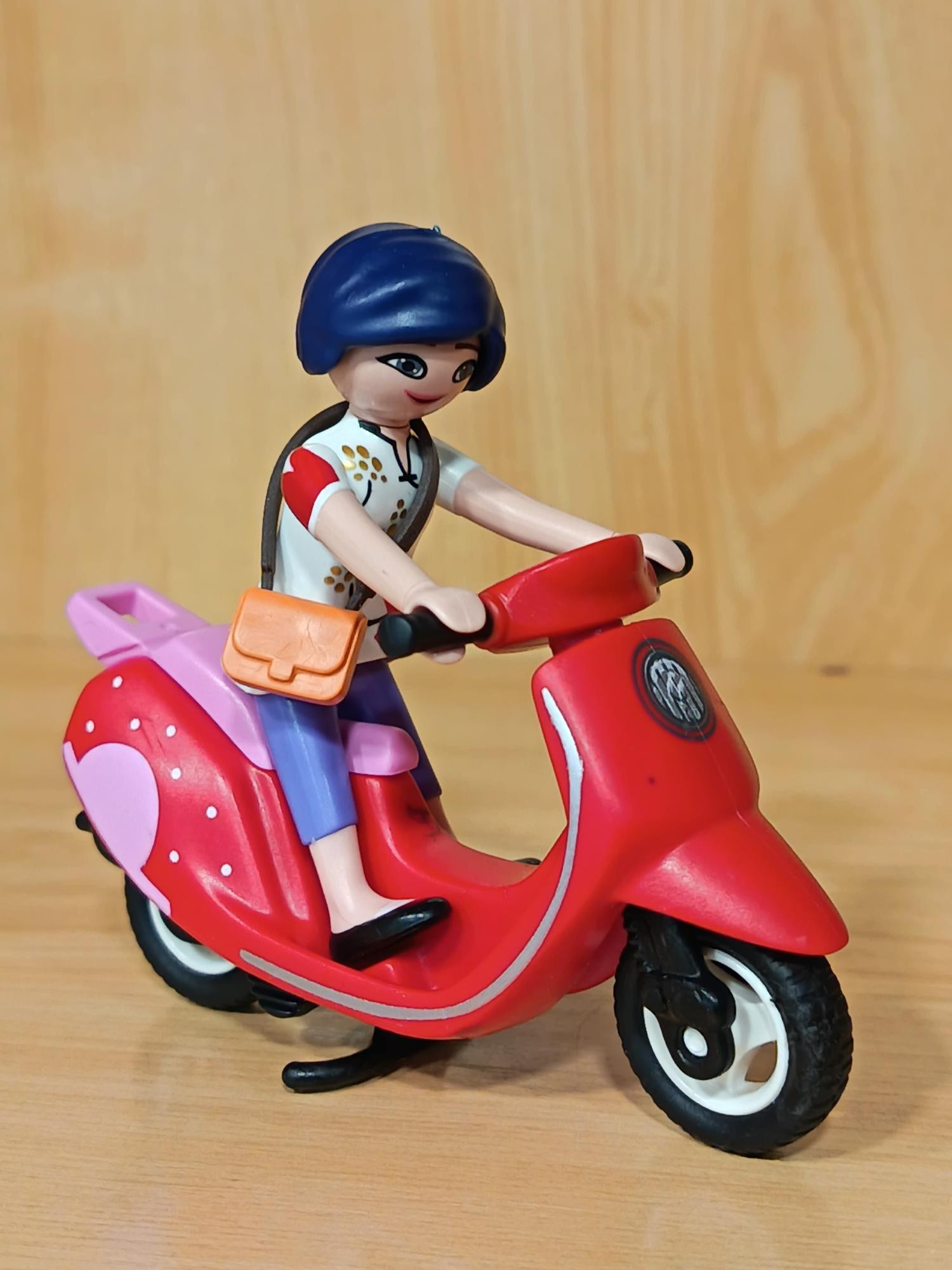 PLAYMOBIL FIGURA LADYBUG EN MOTO - 2/12/20