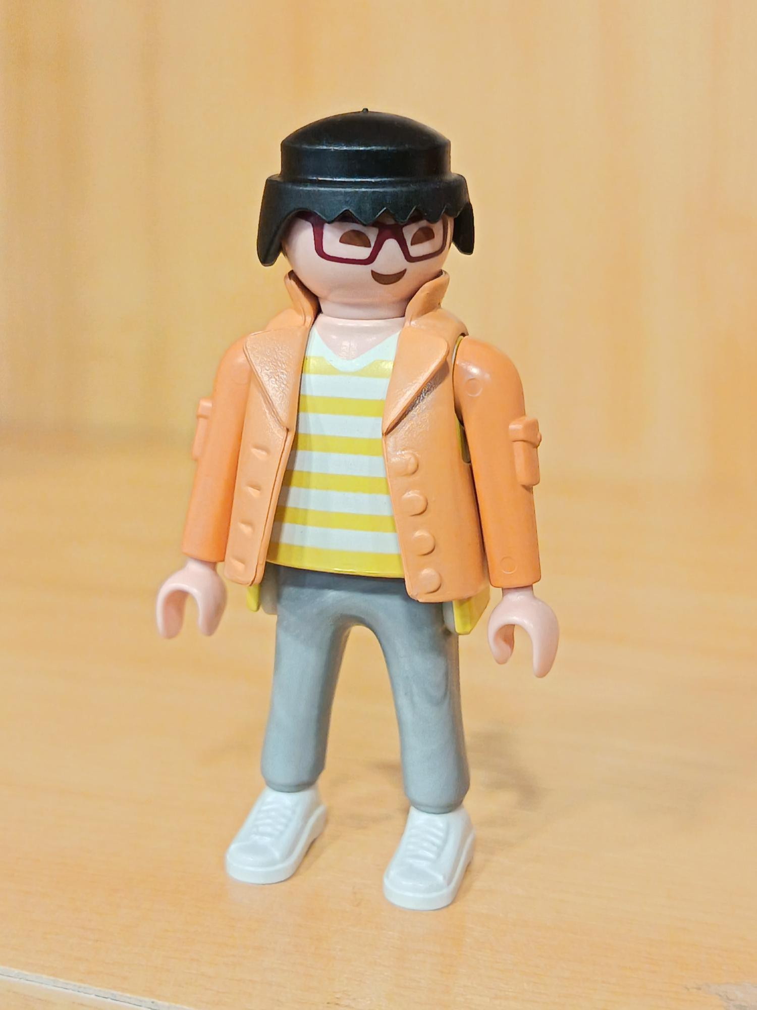 PLAYMOBIL FIGURA CHICO ASIATICO CON GAFAS - 27/5/21