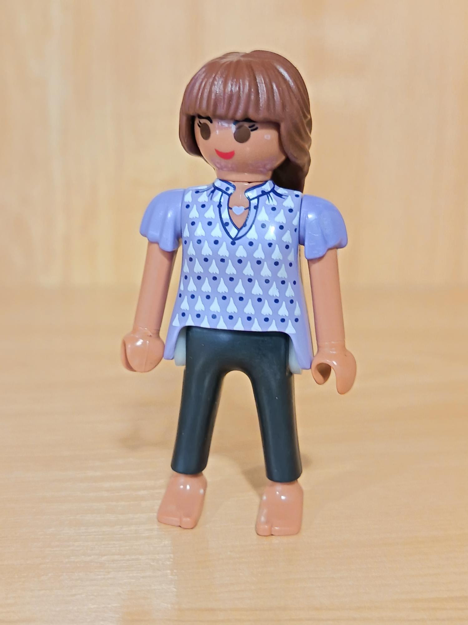 PLAYMOBIL FIGURA MUJER CAMISETA MORADA - 18/12/19