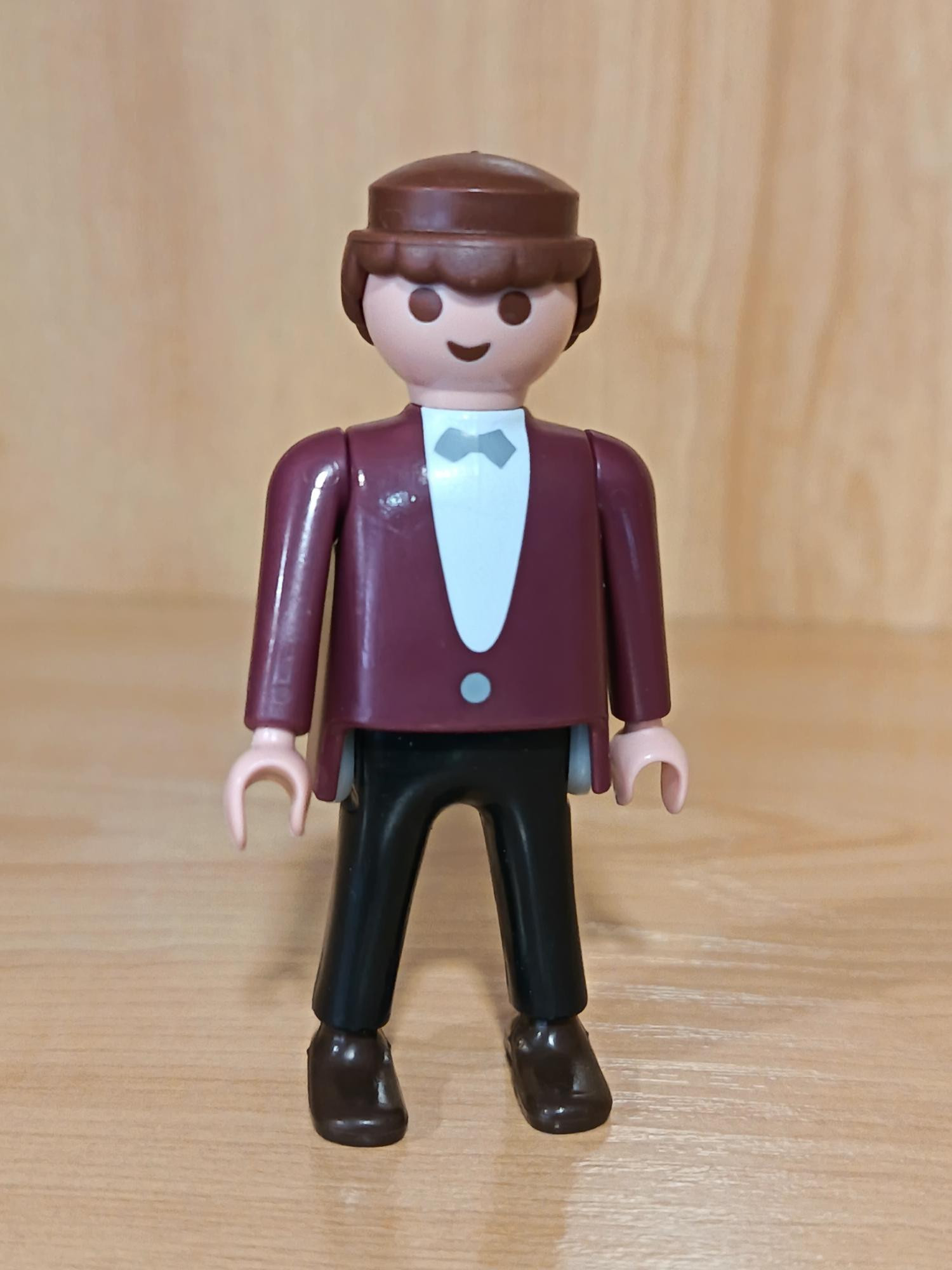 PLAYMOBIL FIGURA CAMARERO - 18/12/19