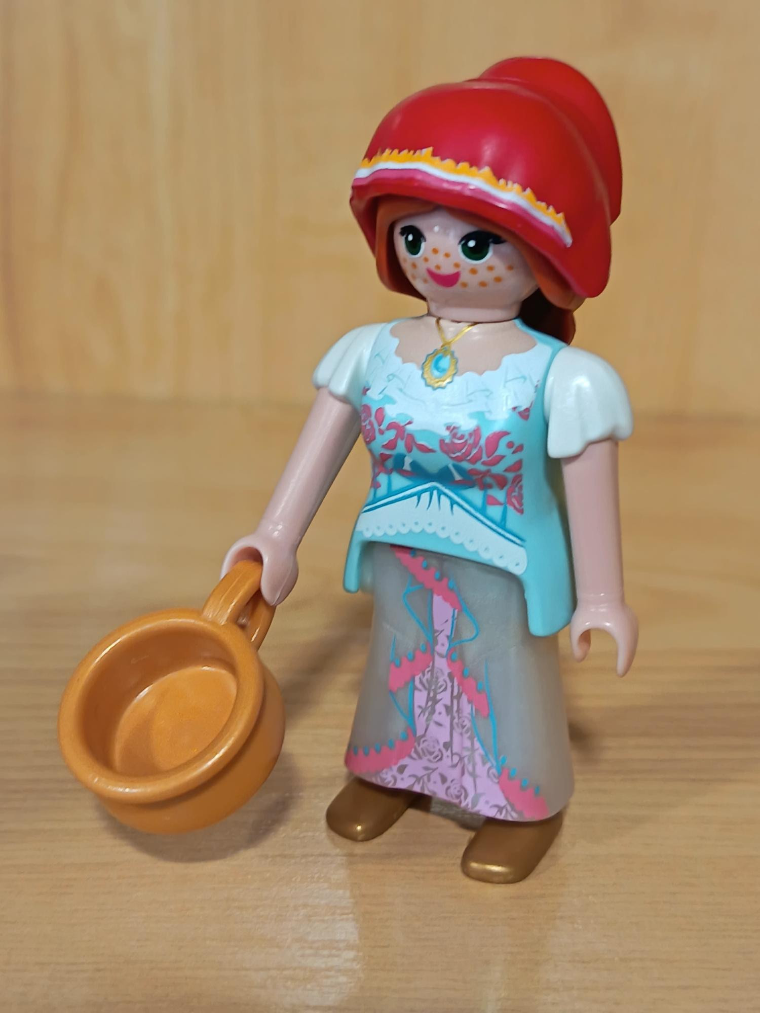 PLAYMOBIL ALDEANA MEDIEVAL CON GORRO ROJO - 18/4/15