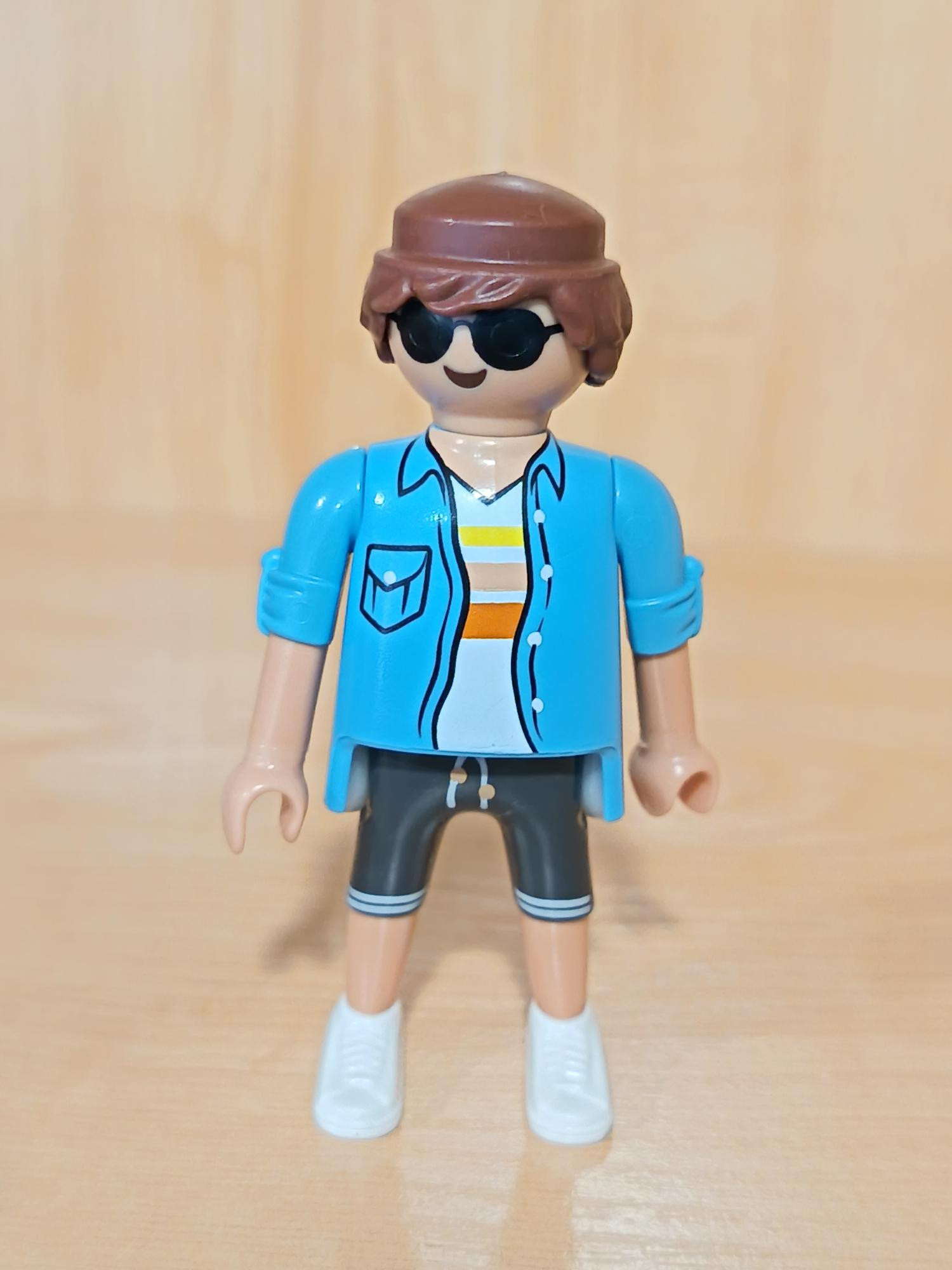 PLAYMOBIL CHICO MODERNO CON PANTALON CORTO Y GAFAS DE SOL - 18/4/15