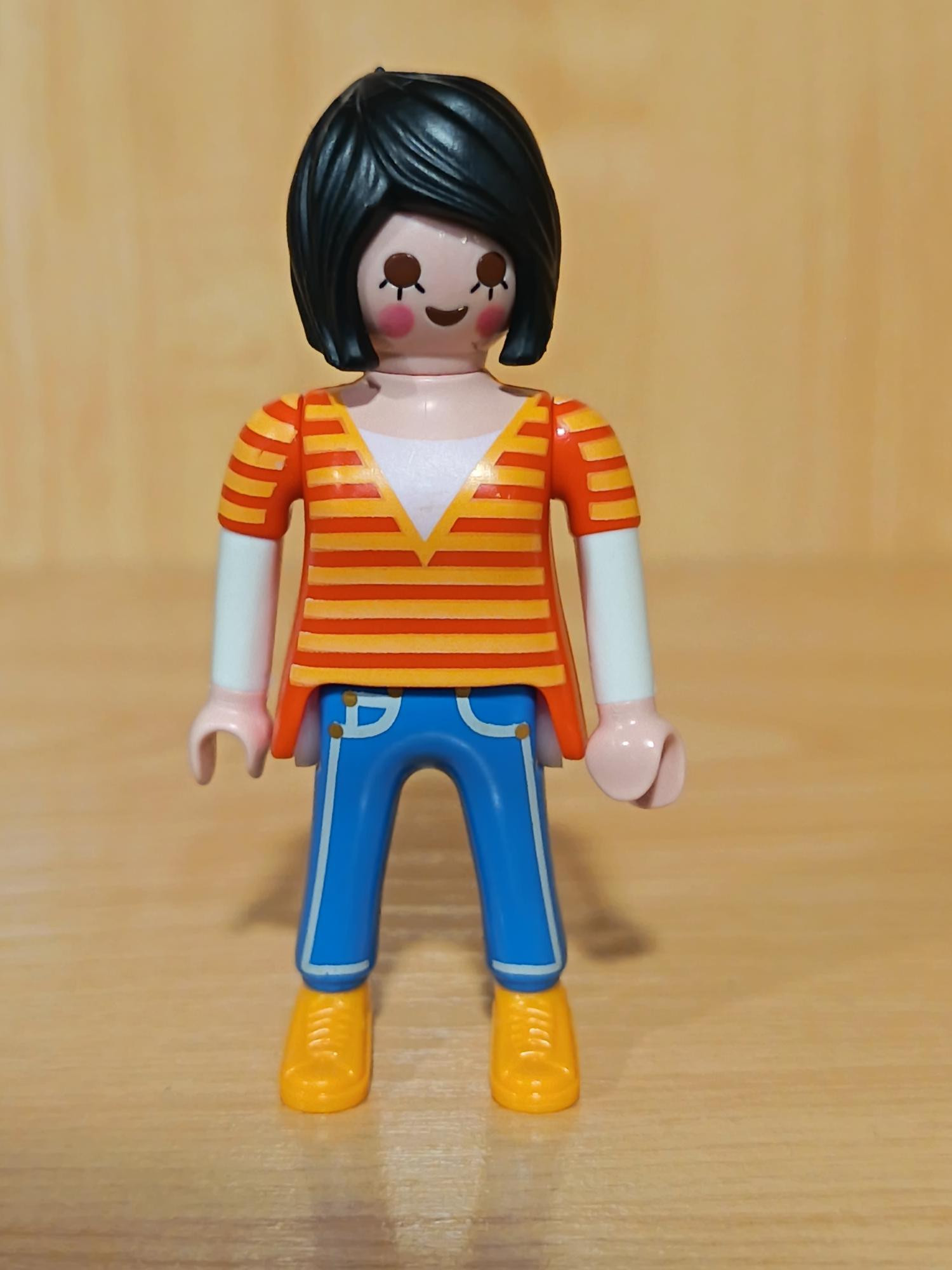 PLAYMOBIL FIGURA CHICA MORENA CAMISETA RAYAS - 29/9/20