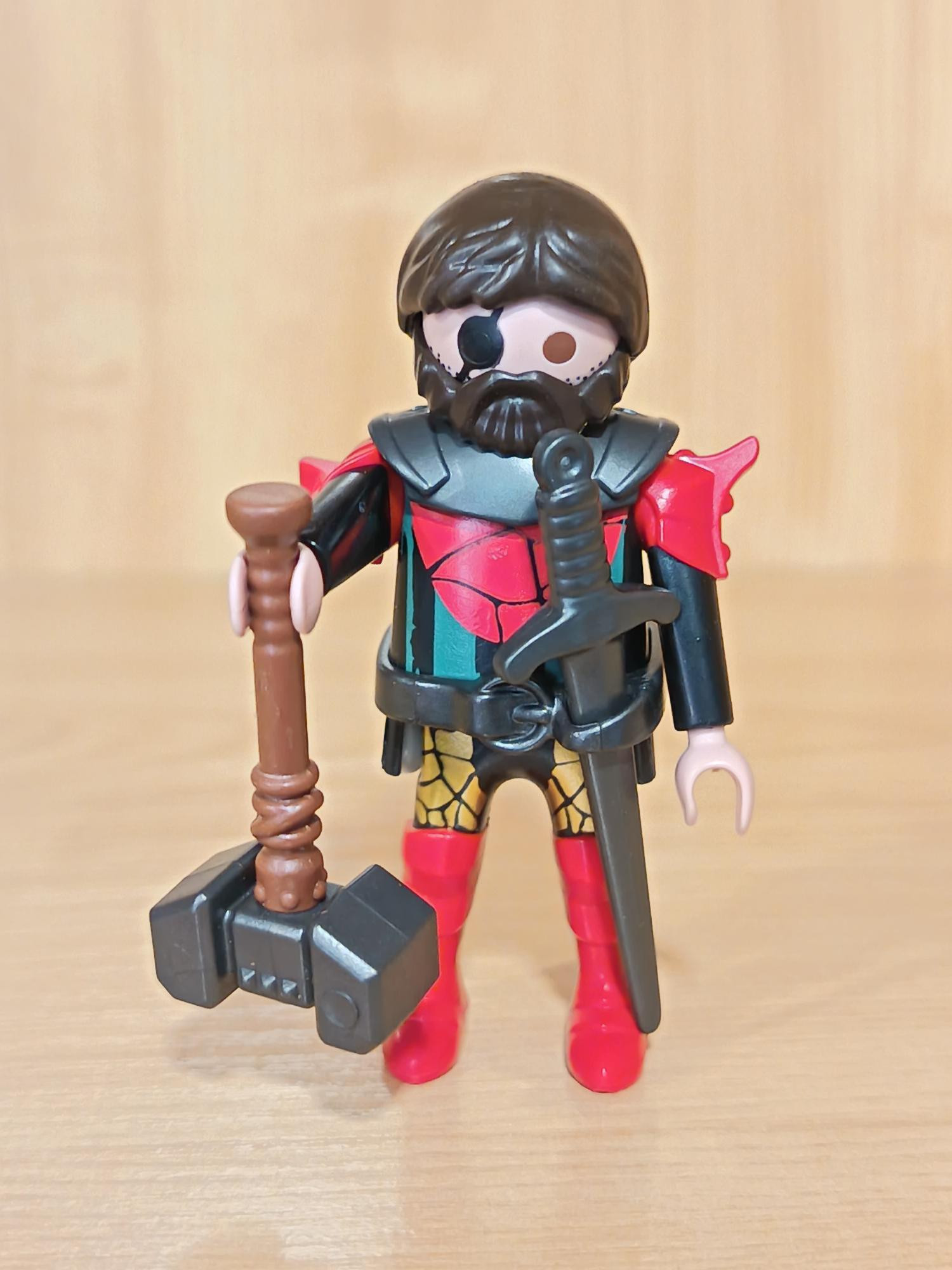 PLAYMOBIL GUERRERO CON MARTILLO DE GUERRA - 21/5/26