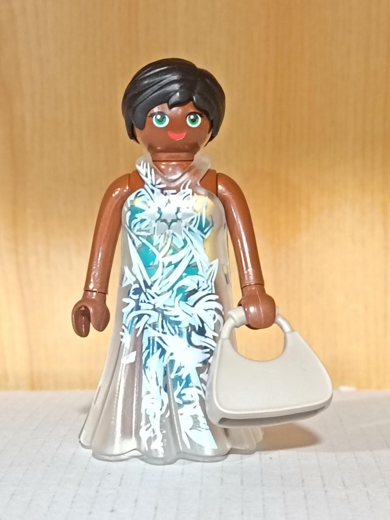 PLAYMOBIL CHICA NEGRA CON VESTIDO Y BOLSO - 9/11/15