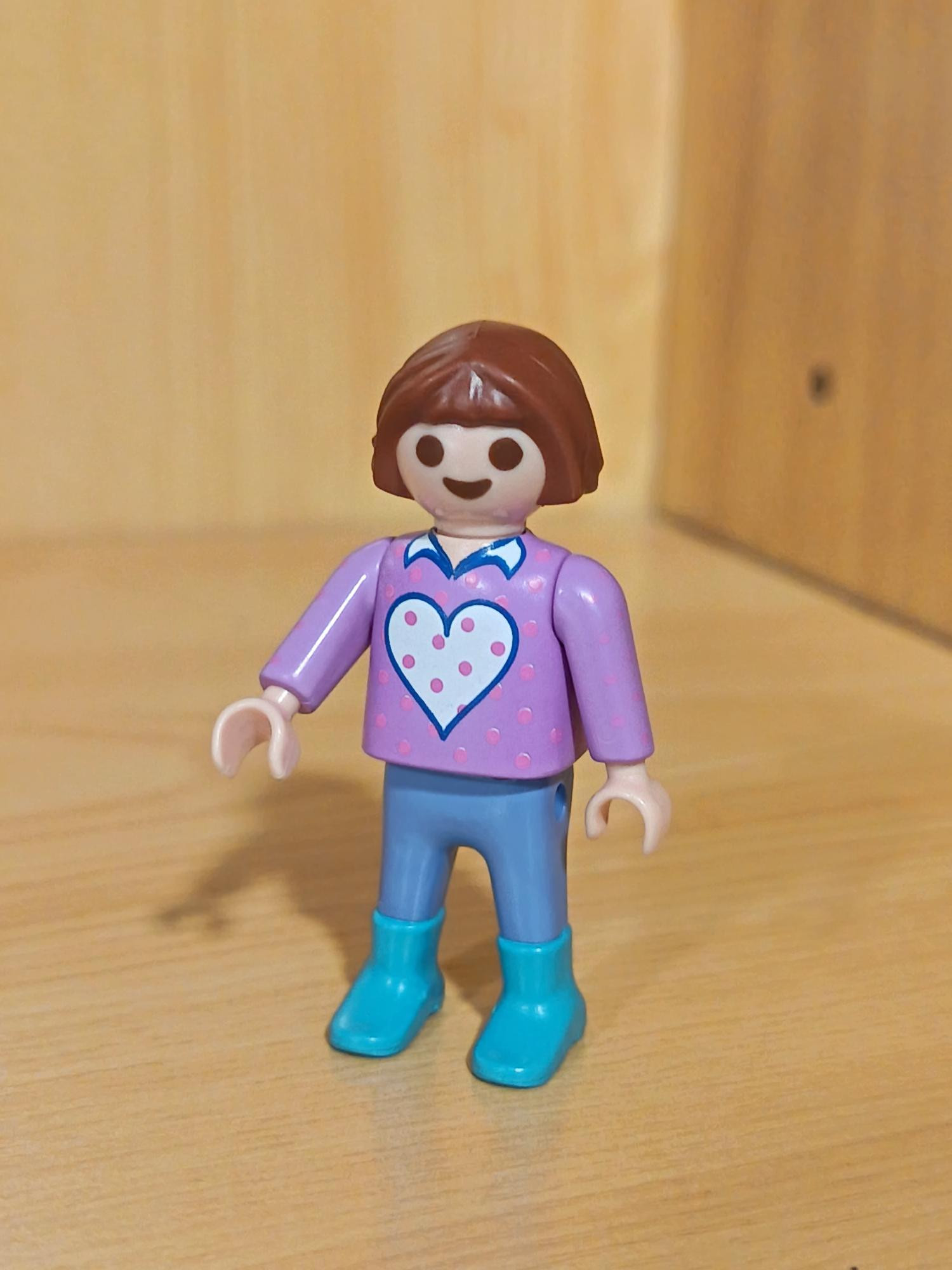 PLAYMOBIL NIÑA CON CORAZON EN LA CAMISETA- 16/6/26