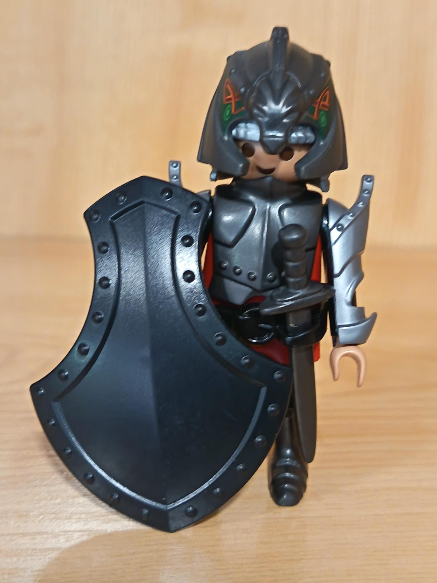 PLAYMOBIL GUERRERO MEDIEVAL CON GRAN ESCUDO NEGRO - 13/6/26